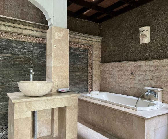 Deluxe Suite Bathroom