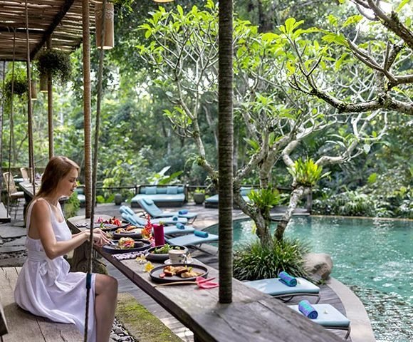 Dinning and Pool Area