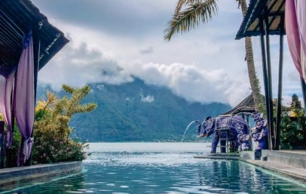 Infinity Lakeside Pool
