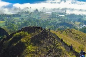 trekking mount batur